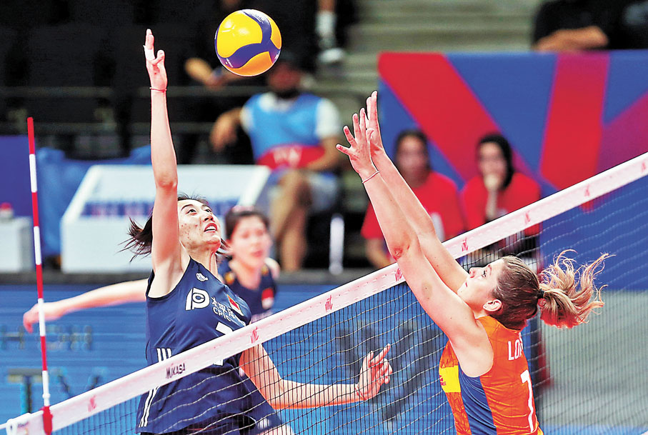 ◆王媛媛（左）在比賽中扣殺。 新華社