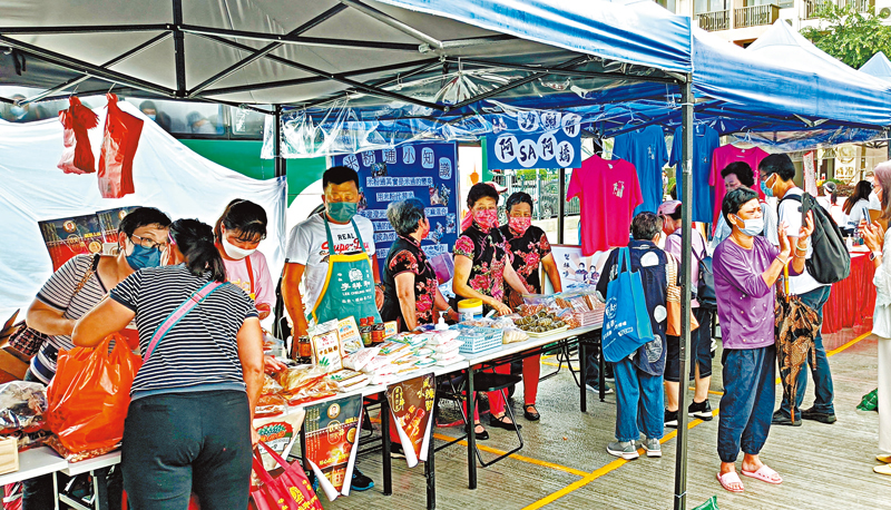 ◆ 新設置的市集擺滿16個小攤檔，販賣居民自製的土產海味、食品及小工藝品。