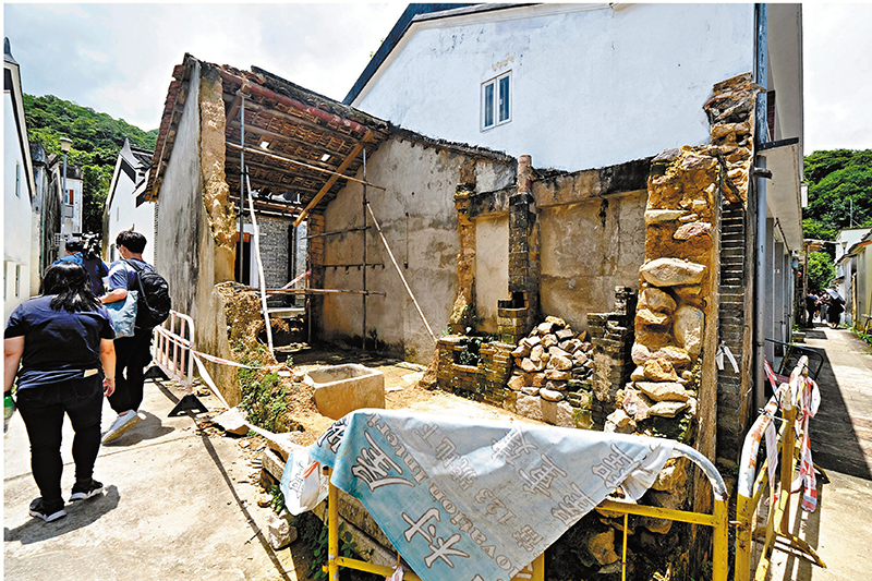 ◆ 荔枝窩村三分一村屋幾乎倒塌。 香港文匯報記者  攝