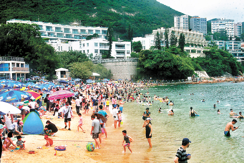 ◆ 赤柱正灘遊人絡繹不絕。 香港文匯報記者  攝