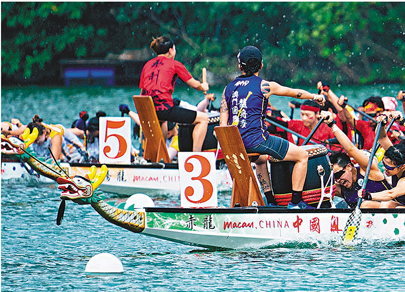◆ 參賽隊伍在澳門龍舟賽中角逐。 新華社