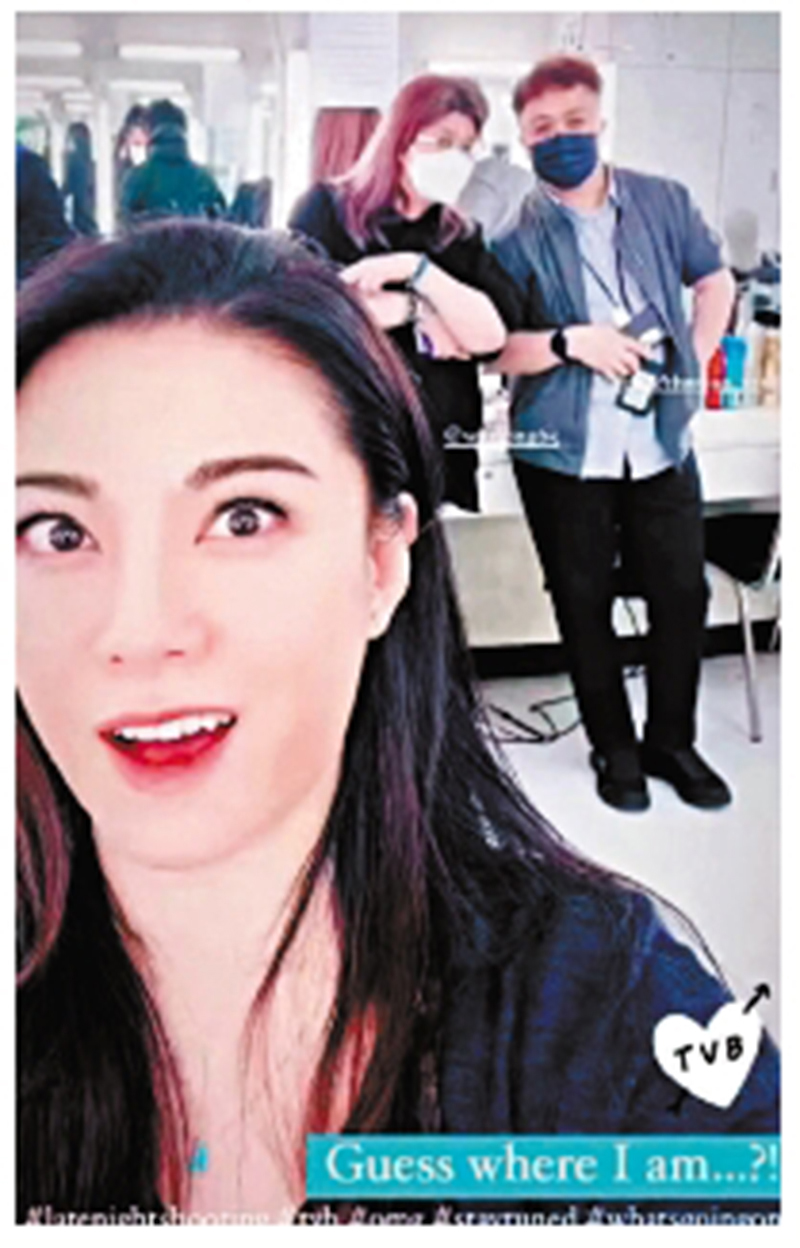 ◆廖碧兒重踏無綫化妝間時，特地打卡留念。
