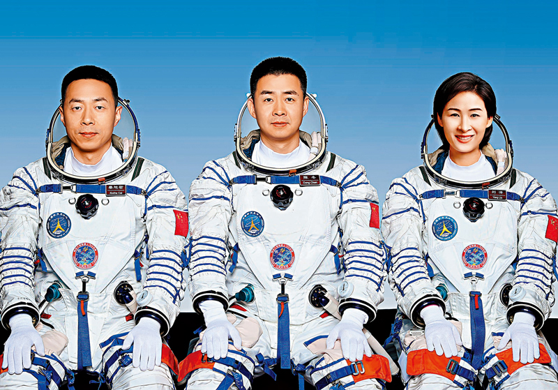 ◆陳冬（中）、劉洋（右）、蔡旭哲3名航天員將執行神舟十四號載人飛行任務，由陳冬擔任指令長。 新華社