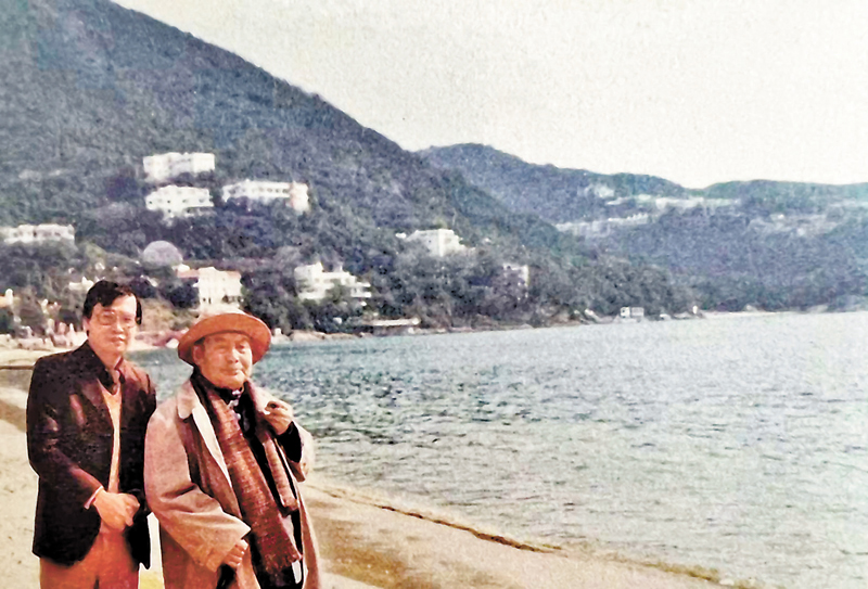 ◆1981年潘耀明與蕭軍同遊淺水灣。受訪者供圖
