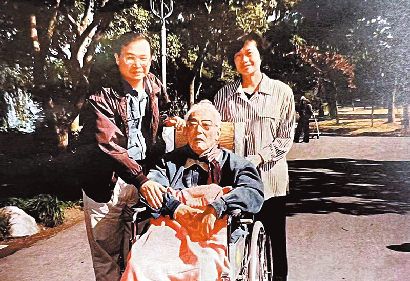 ◆1995年秋，潘耀明在杭州探訪巴金。受訪者供圖