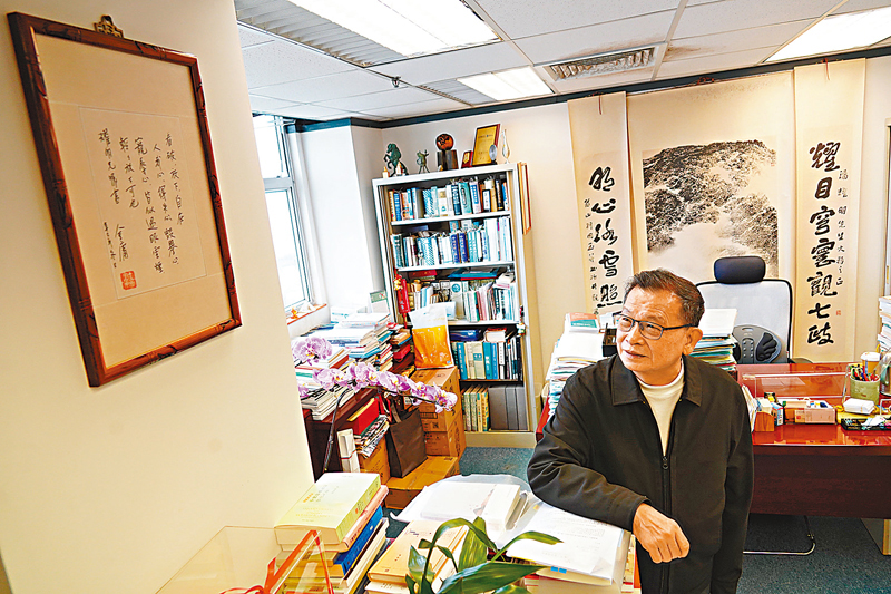 ◆金庸是潘耀明的伯樂，2001年金庸寄贈他的硬筆字，一直掛在他的辦公室裏。