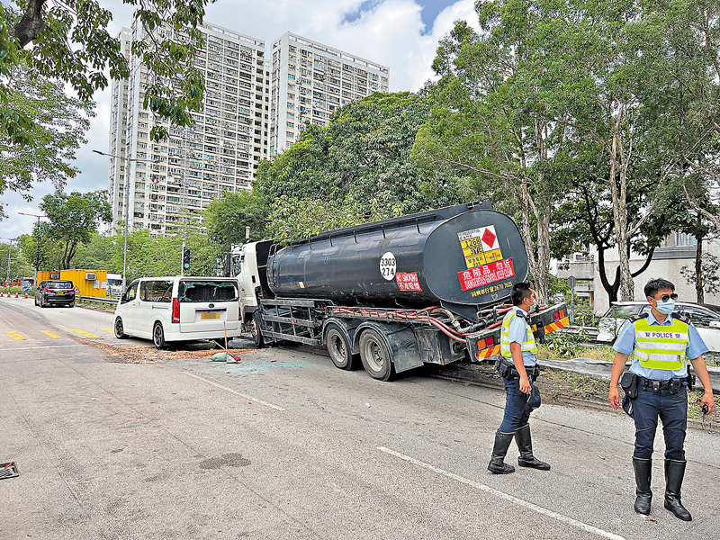 ◆ 運油車載有逾千公升燃油，警員事後以木糠清理車輛漏出的油漬。 香港文匯報記者 攝
