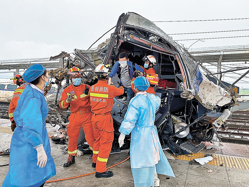 ◆救援人員在事故現場疏散轉運旅客。  中新社