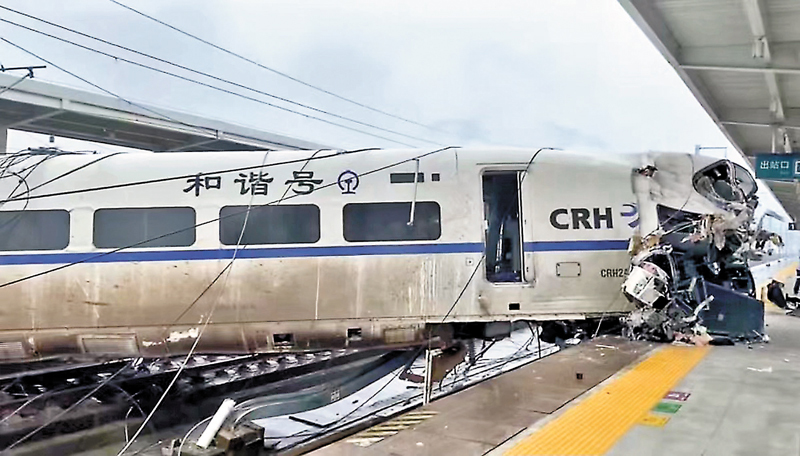 ◆6月4日10時30分許，貴陽北至廣州南的D2809次旅客列車行駛在貴（陽）廣（州）線黔東南苗族侗族自治州榕江站進站前的月寨隧道口時，撞上突發溜坍侵入線路的泥石流，導致7號、8號車發生脫線。中新社