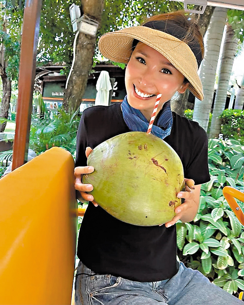◆ 陳貝兒飲椰青慶賀拍攝殺青。