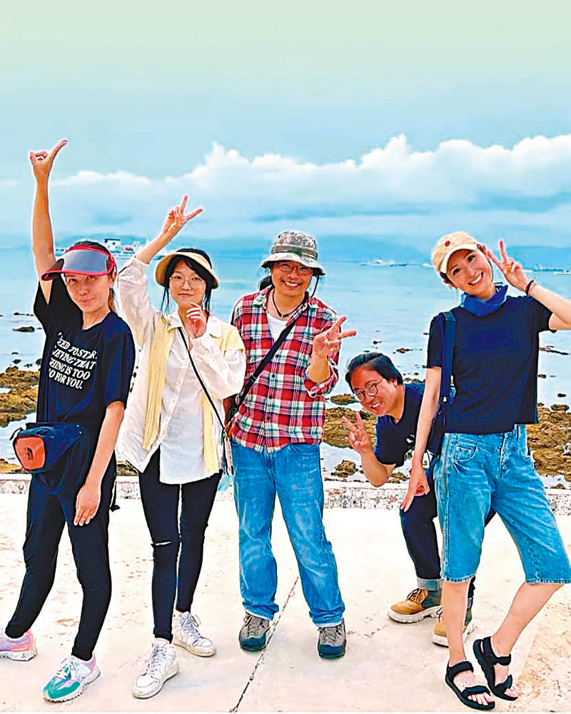 ◆ 五人團隊完成工作開心合照。