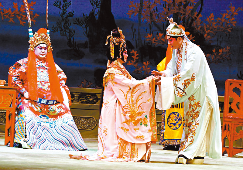 ◆藍天佑和官陳紅錦分飾柳毅和龍女。