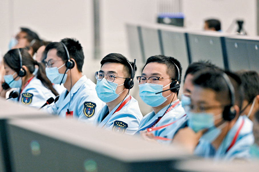 ◆6月5日，在北京航天飛行控制中心，航天科研人員在監測神舟十四號載人飛船與天和核心艙自主快速交會對接情況。華社