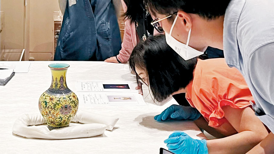 ◆專家為剛到的故宮借展文物進行檢查 。 香港故宮文化博物館供圖