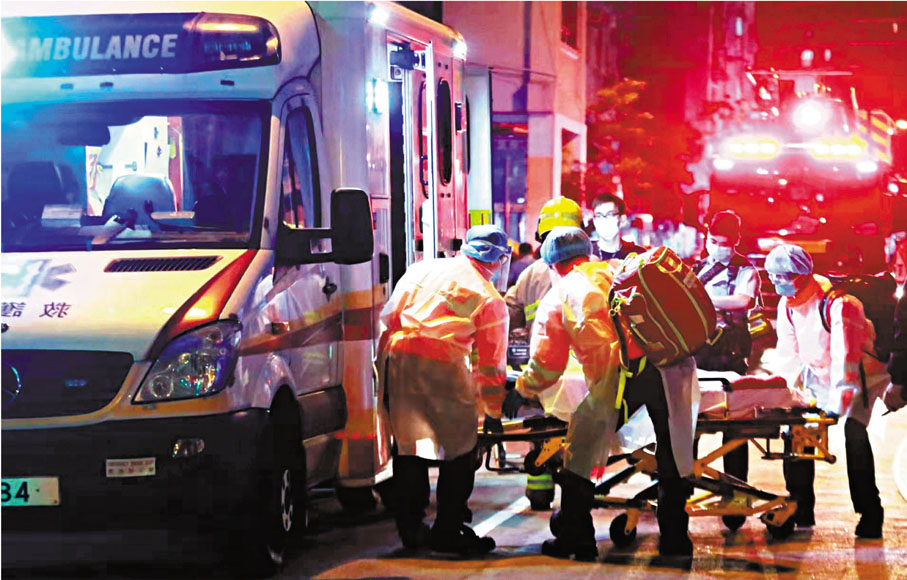 ◆ 楊恩健接受香港文匯報專訪時表示，消防處人員作為抗疫最前線的其中一員，同樣承受着極大壓力。圖為消防處人員在疫情下工作。資料圖片