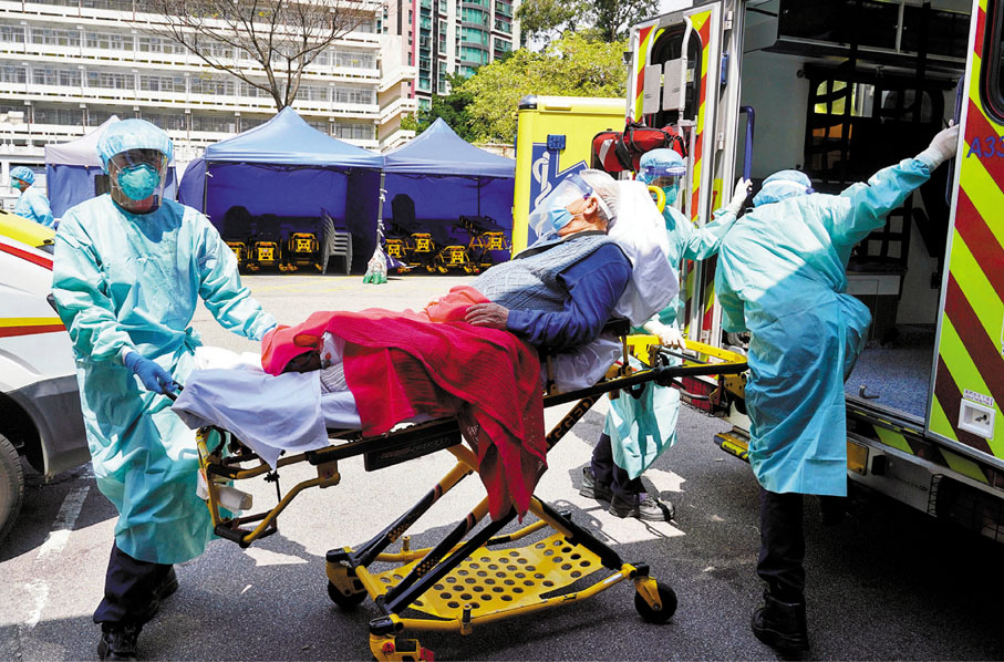 ◆ 3月上旬，伊利沙伯醫院轉為定點醫院，救護車須於幾天內處理大量轉院個案。資料圖片