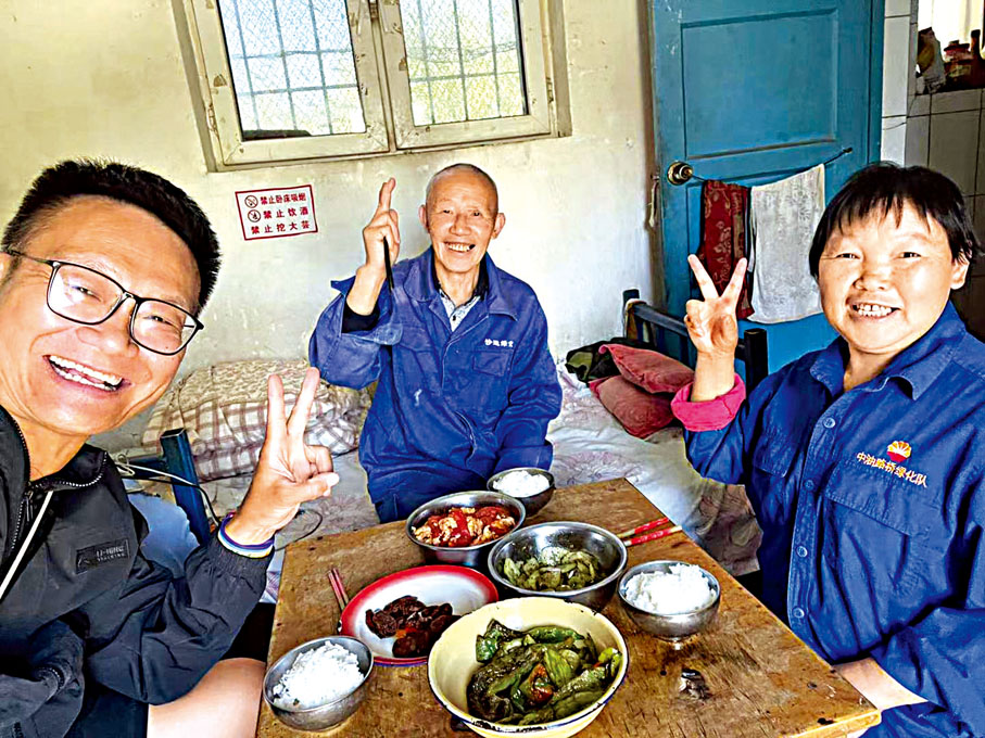 ◆馮煒光在旅途中遇到由四川來新疆護林的王氏伉儷。