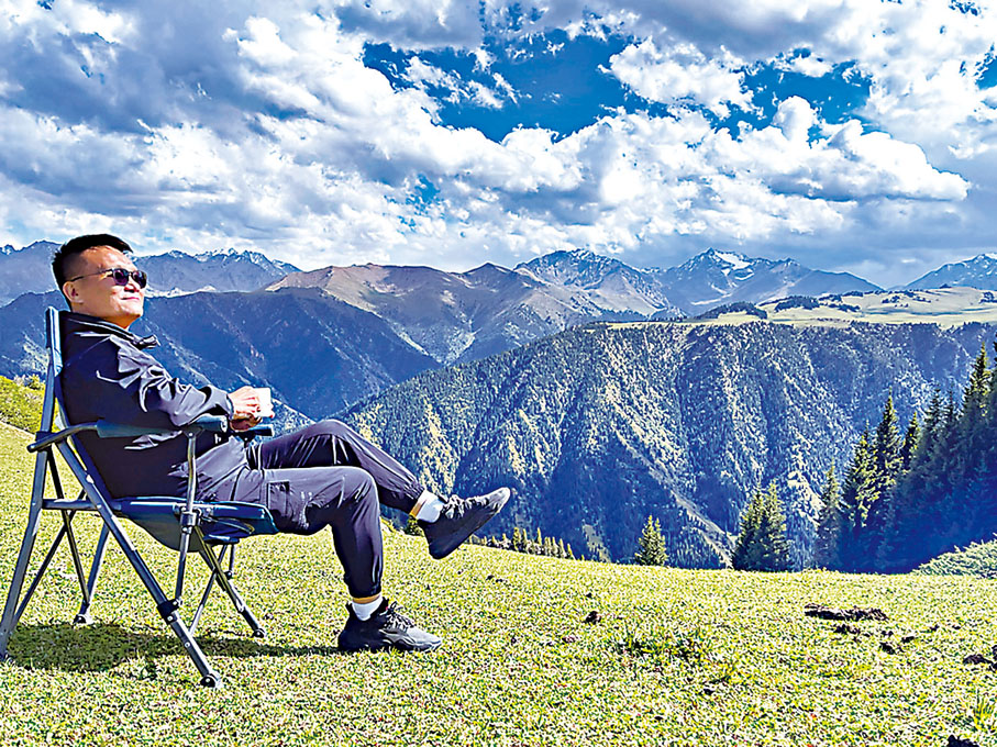 ◆馮煒光用文字記錄祖國風光。圖為2021年9月初他在新疆特克斯縣塞克草原。