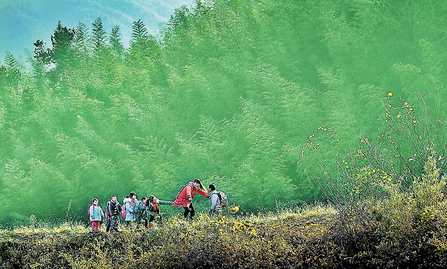 ◆支月英有時會帶着孩子們走出教室，把課堂搬進大自然。香港文匯報記者王逍  攝