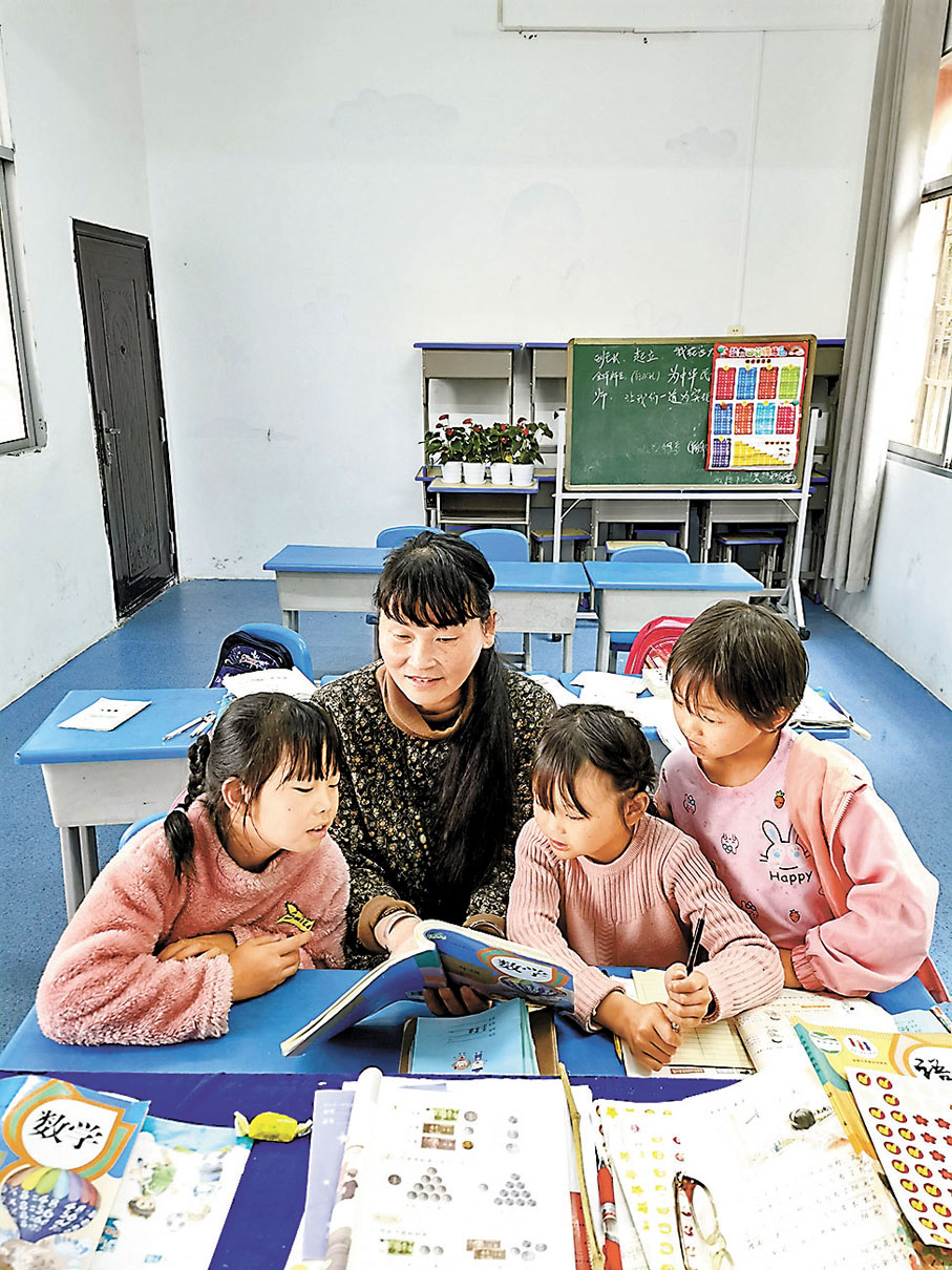 ◆支月英和學生們一起閱讀教材。香港文匯報記者王逍 攝