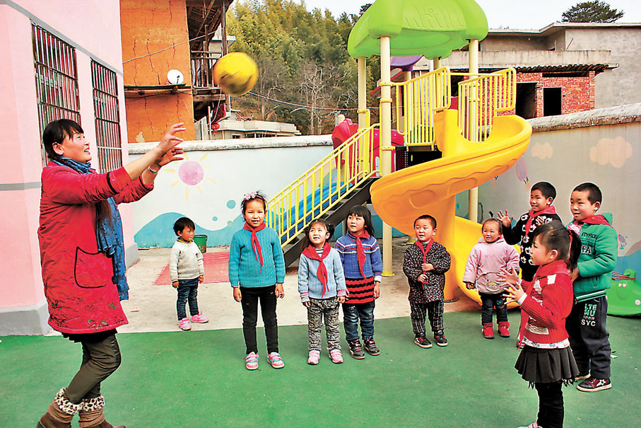 ◆課外時間，支月英與學生們做遊戲。 香港文匯報記者王逍  攝