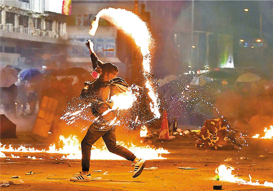 ◆2019年11月18日，暴徒於油麻地加士居道一帶瘋狂投擲汽油彈。 資料圖片