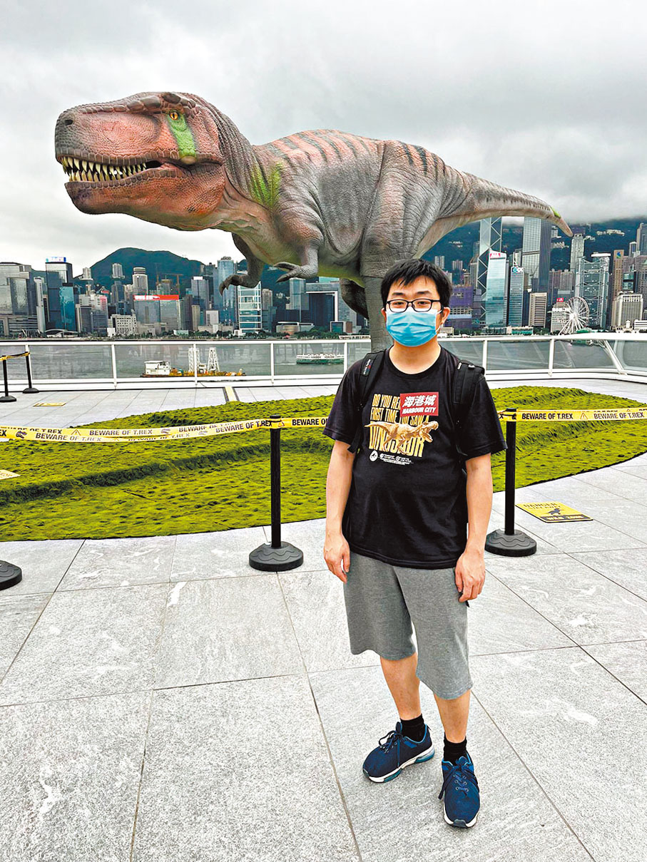 ◆侏羅紀系列電影迷偉恒昨日穿上電影紀念衫來觀賞機動君王暴龍。 香港文匯報記者  攝