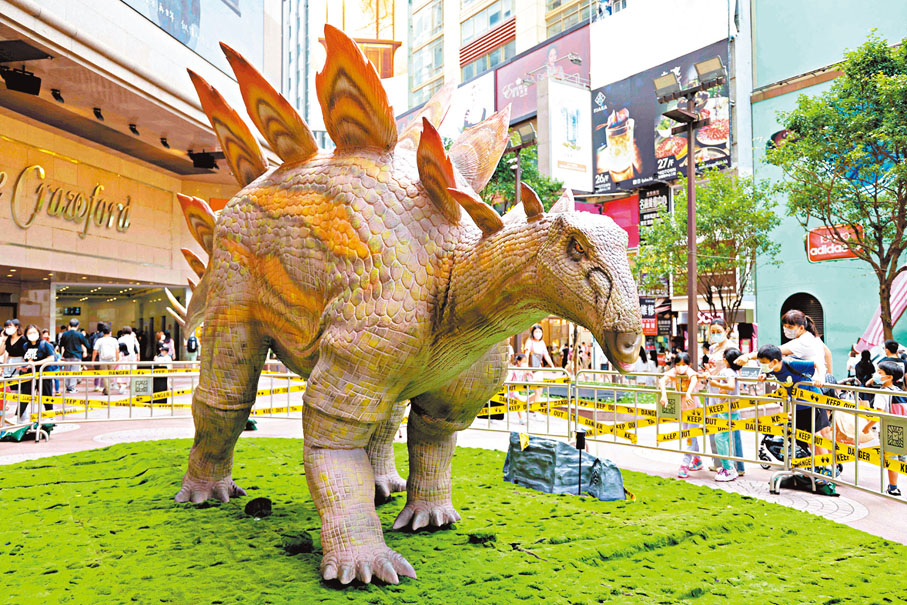 ◆約3.7米高、9米長的機動劍龍未來一個多月在時代廣場展出。 主辦方供圖
