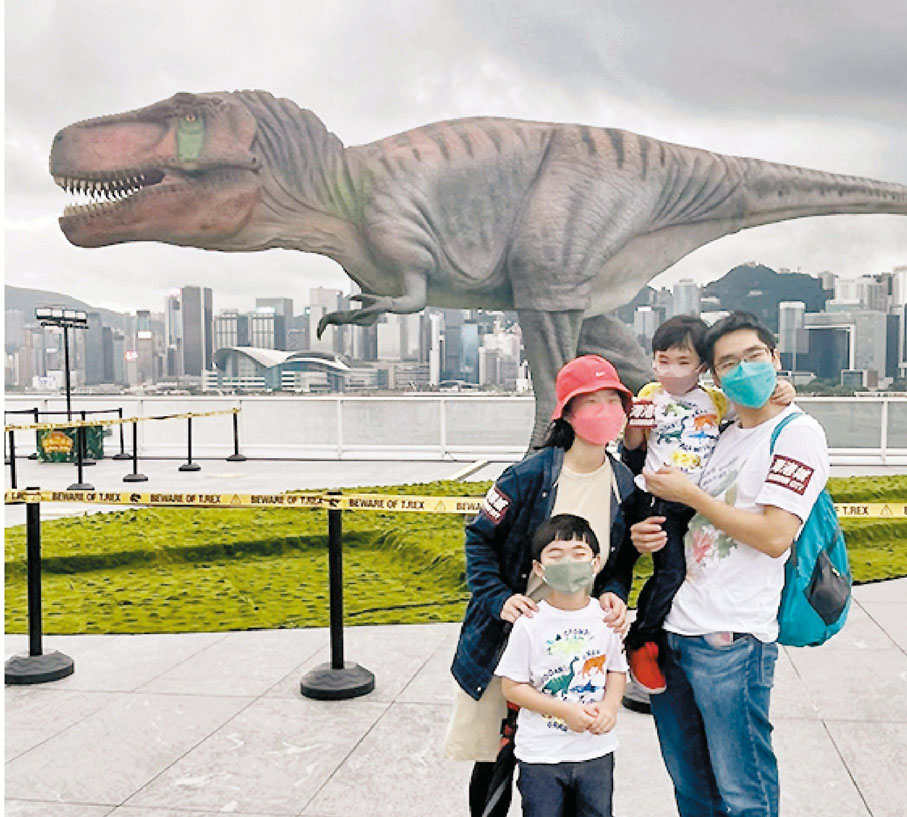 ◆5歲恐龍迷Savio非常開心見到一比一的機動君王暴龍。 香港文匯報記者  攝