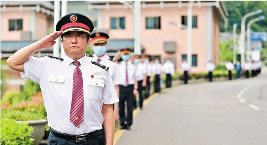 ◆6月5日16時許，載楊勇遺體的靈車，緩慢地進入殯儀館。早已等候多時的貴陽機務段100多名職工莊重行禮致敬。 網上圖片