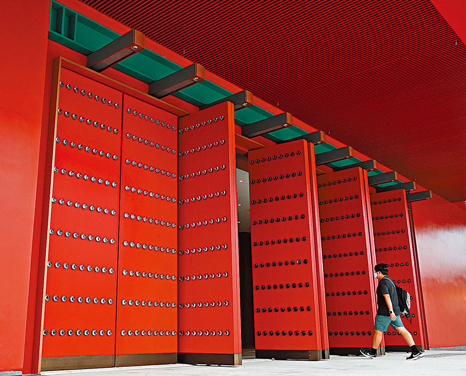 ◆香港故宮館大門仿造宮門，使用正紅色並配門釘。香港文匯報記者  攝