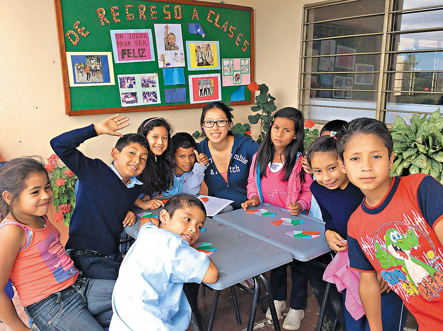 ◆張芷瑛在哥倫比亞農村教小朋友們玩從香港帶去的益智遊戲。