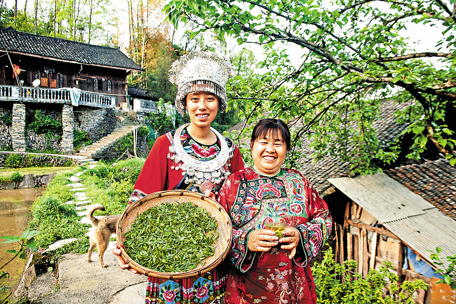 ◆張芷瑛在湘西扶貧時與茶農合照。