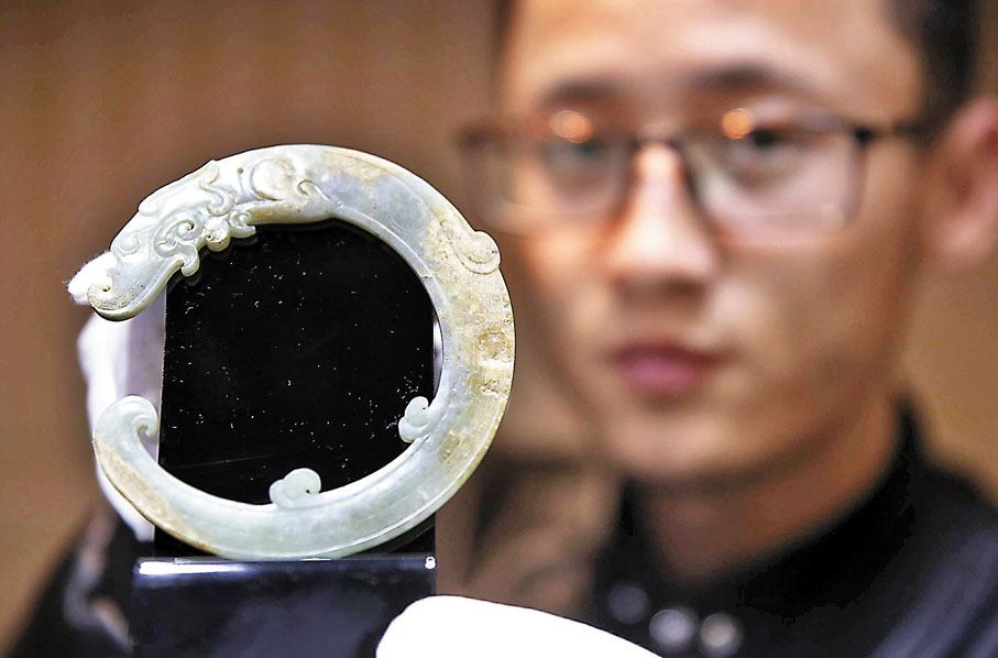 ◆ 史前中國流行以玉器作為貨幣。圖為舊玉龍形佩。 資料圖片