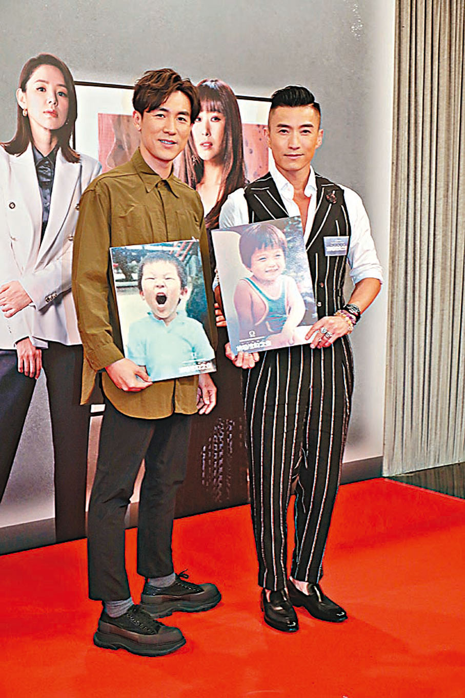 ◆ 譚俊彥（左）、陳山聰展示可愛童年照。
