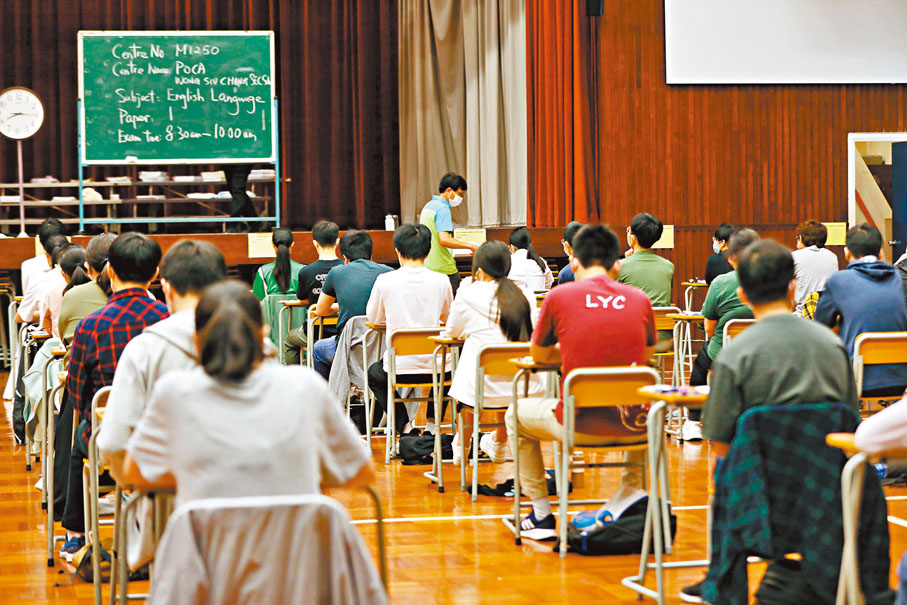◆今年共有4,890名DSE生直接以文憑試成績申讀內地大學。圖為考生進行文憑試。資料圖片