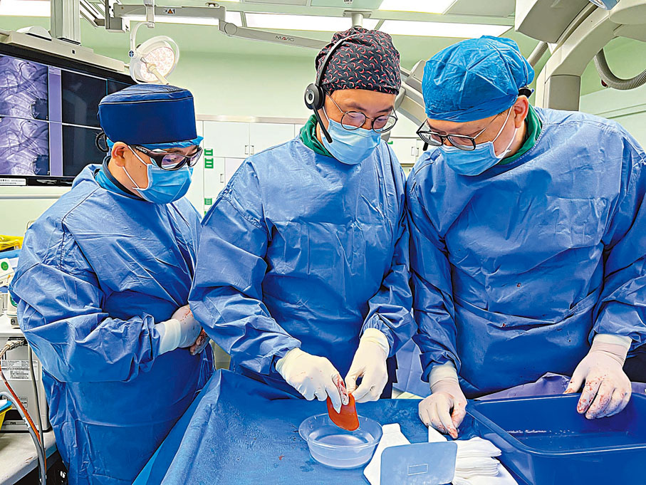 ◆ 姚啟恒教授（中）及李海鷹主任（右）準備植入心血管領域首個港澳藥械通「可吸收抗菌封套」。  受訪者供圖