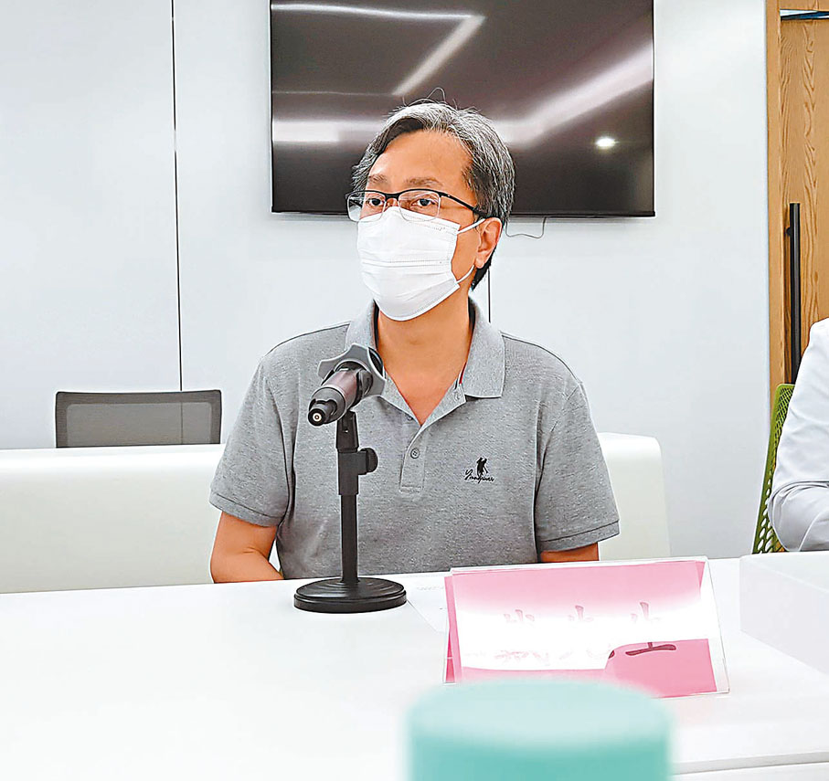 ◆「可吸收抗菌封套」國內首位獲益患者港人戴先生。 香港文匯報記者郭若溪  攝