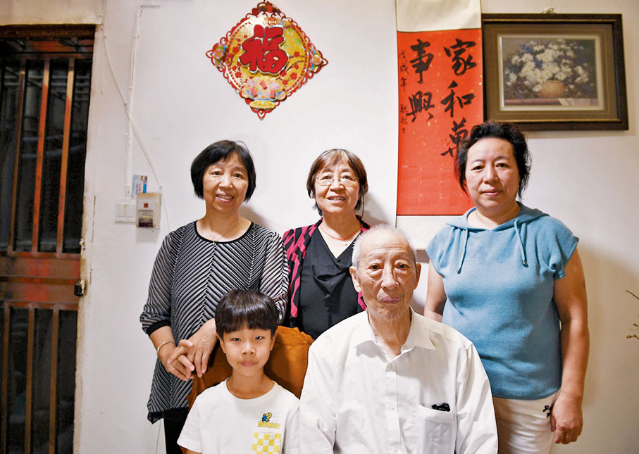 ◆余昌祥和大女兒余惠霞（後中）、二女兒余惠如（後左）、三女兒余惠明、重外孫王萌皓於2019年在家中合影。 資料圖片