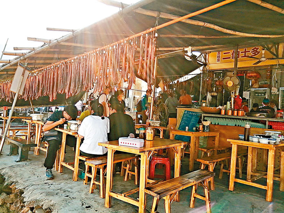 ◆士多外掛滿了臘肉，充滿地道鄉村味。