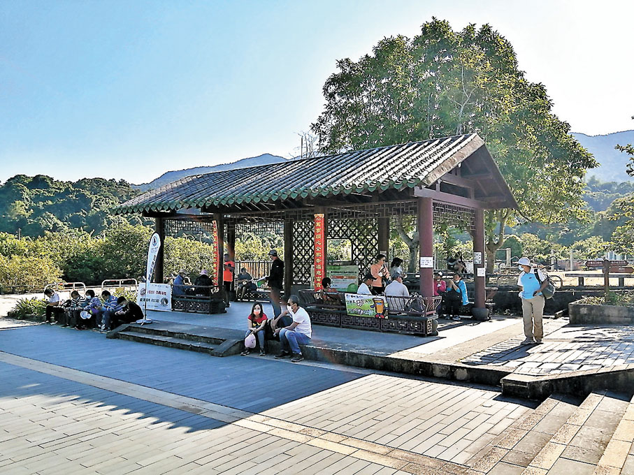 ◆荔枝窩休憩區，遊客可在此休息，還可吃雪條涼快一下。