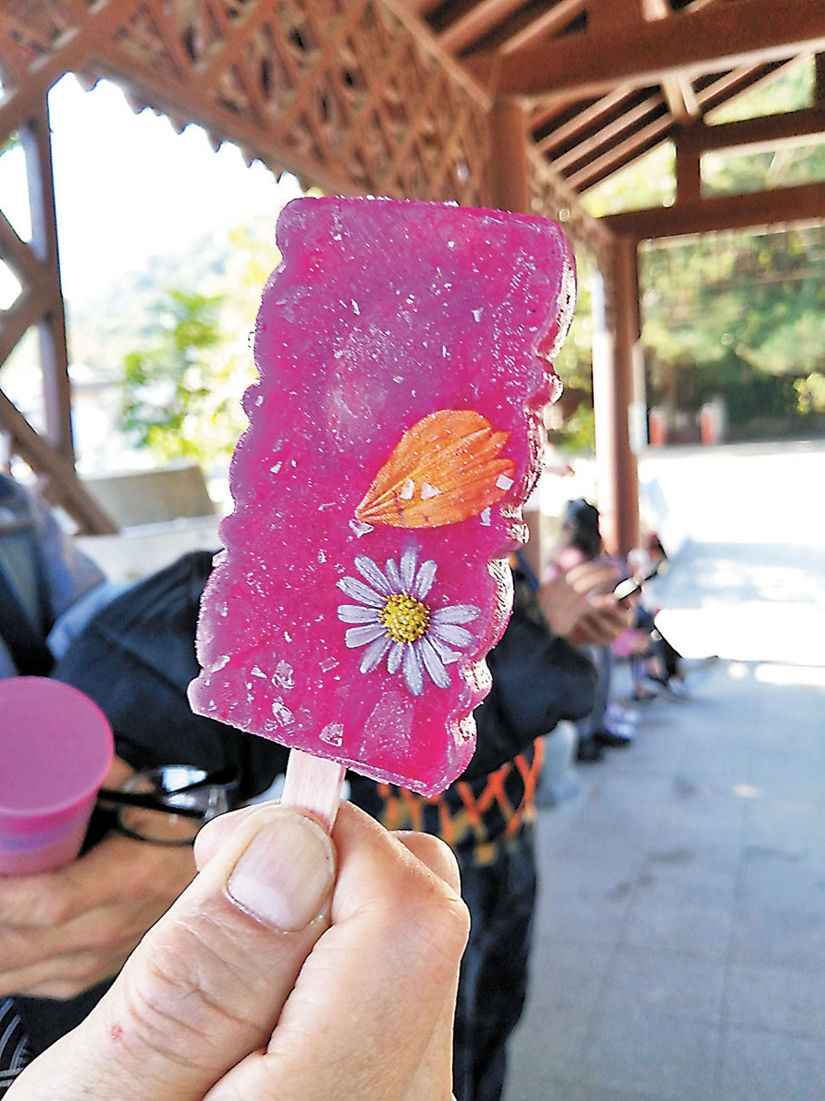 ◆這兒的雪條很特別，融入了花花。