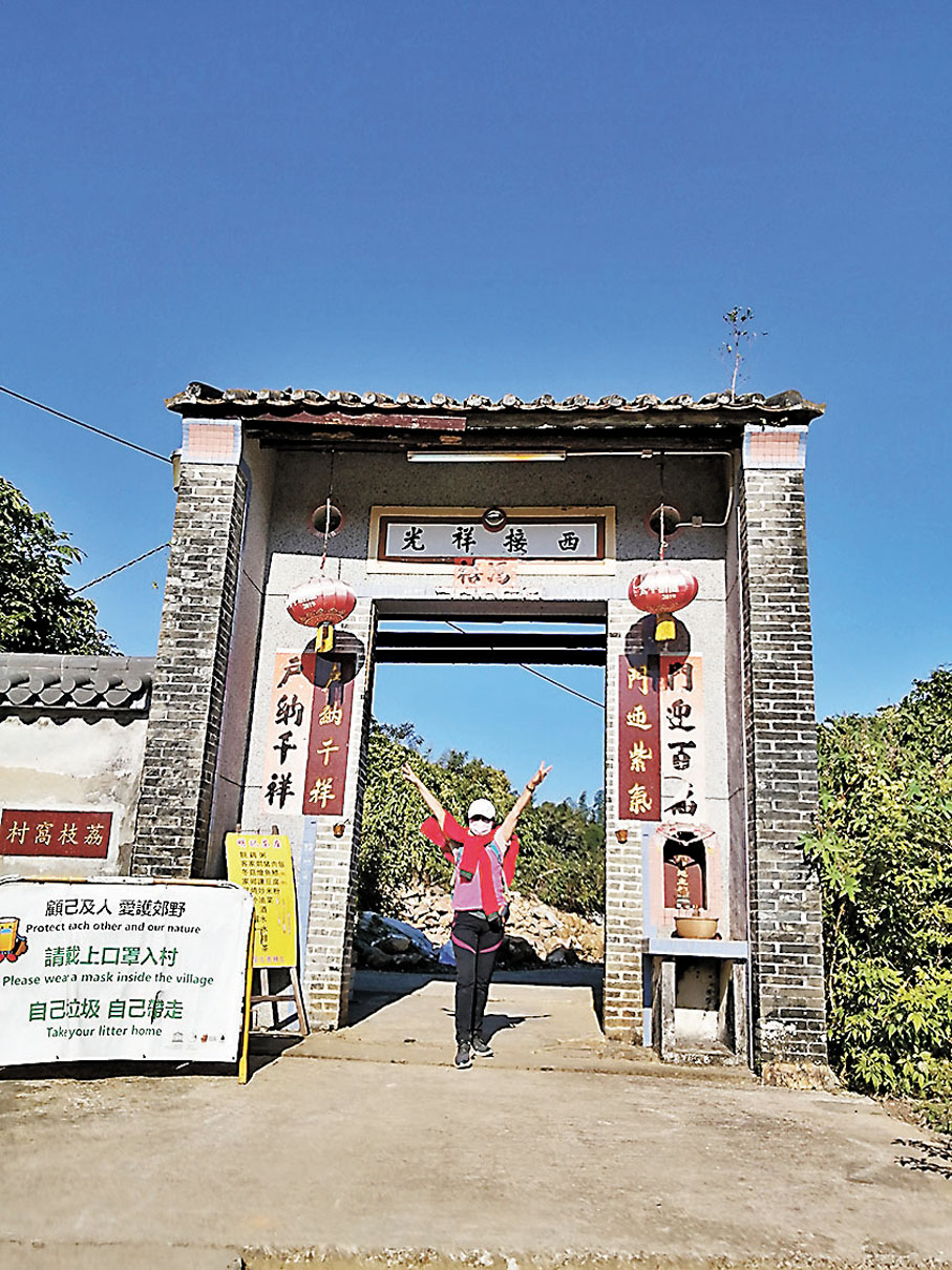 ◆荔枝窩村尾，從這兒走進會看到花海。