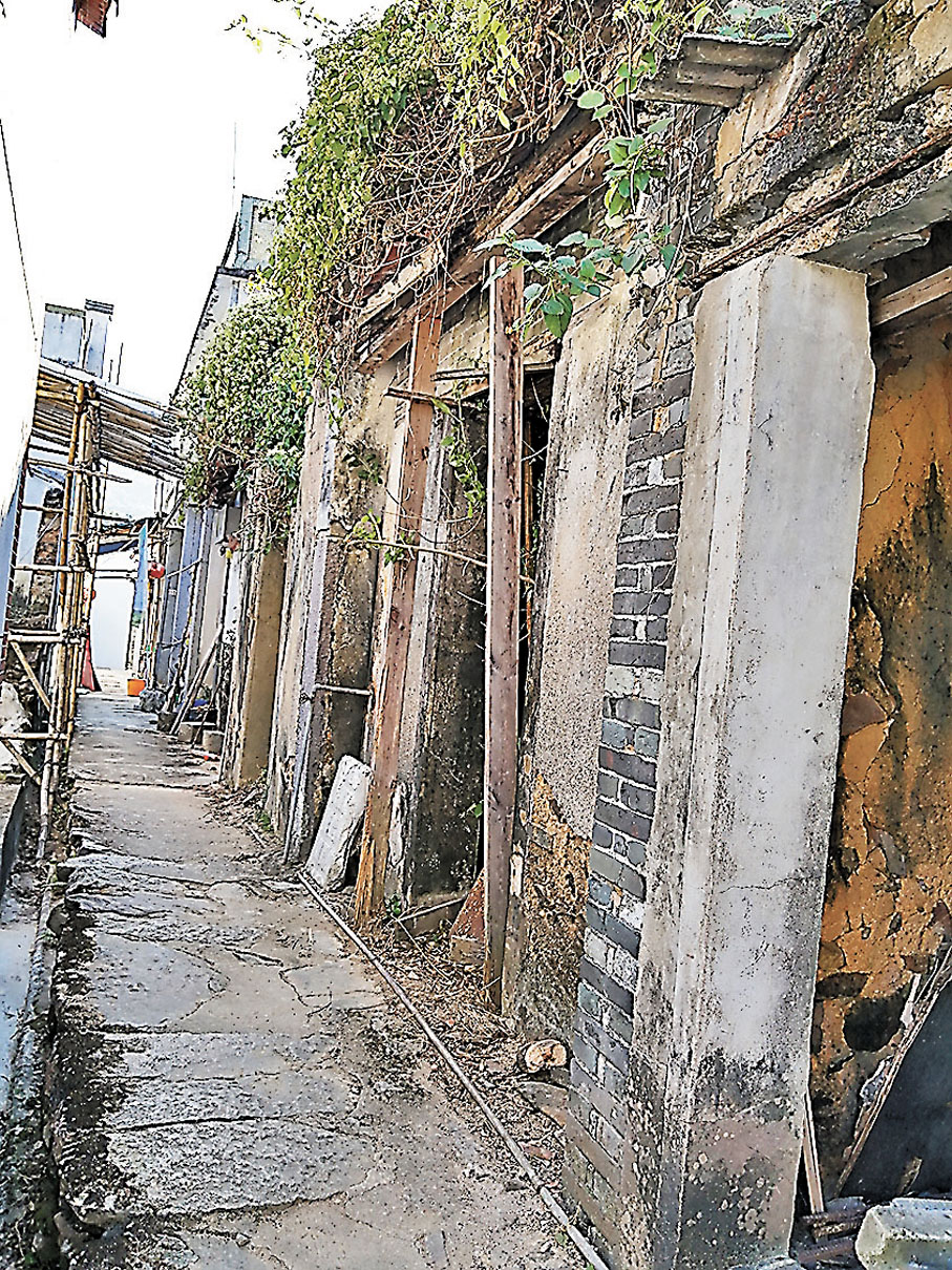 ◆荔枝窩村內仍有未修建的村屋。