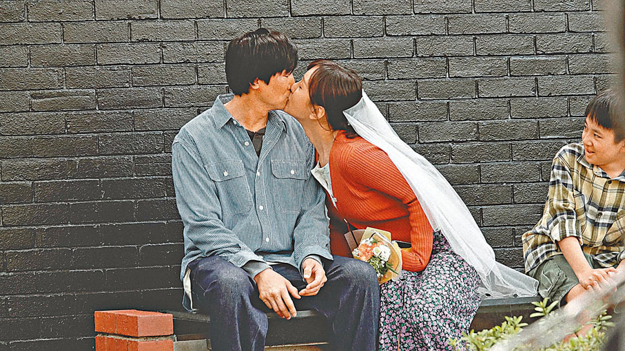 ◆戲中陳靜與洪天明結婚，並浪漫咀嘴。