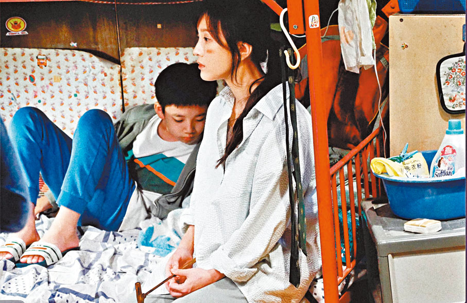 ◆陳靜飾演被虐打的母親角色。