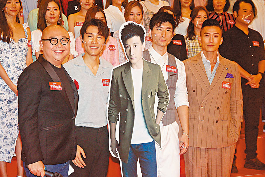 ◆ 林盛斌、丁子朗、張馳豪及陳山聰與紙板方力申合照。