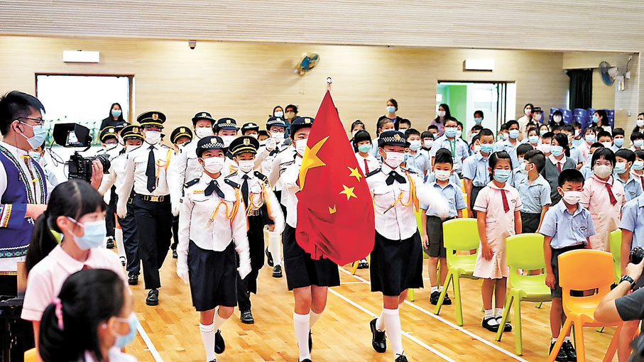 ◆邱瑞虹指導的升旗隊進場，象徵着傳承。 受訪者供圖