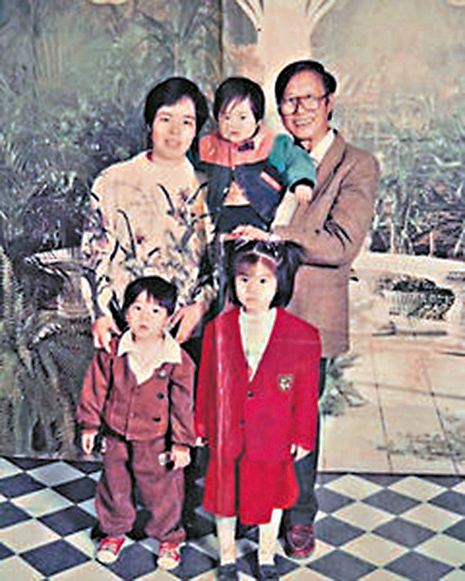 ◆曾比特（後排中）小時候和家人的合照。 網上圖片