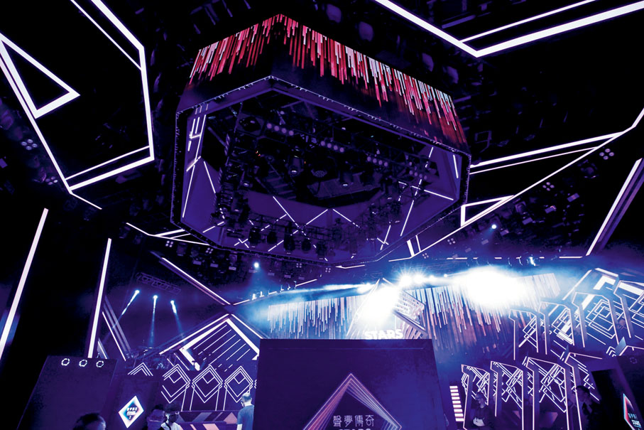 ◆ 今季舞台引入「5D 全息傳送門」技術，為觀眾帶來嶄新的視覺刺激。